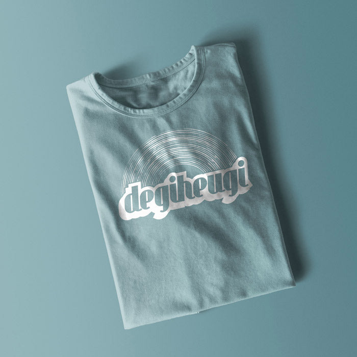 degiheugi-t-shirt-modele-tout-est-bleu-logo-degiheugi-plié
