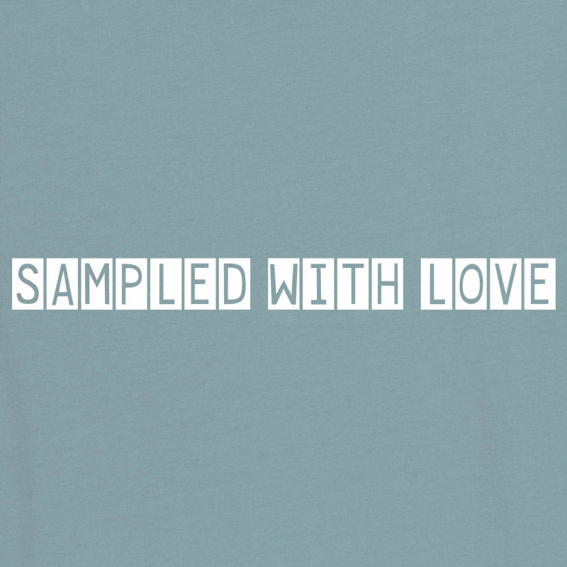 degiheugi-t-shirt-modele-tout-est-bleu-logo-sampled-with-love